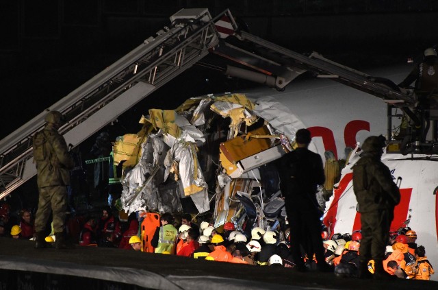 Turcja: Katastrofa samolotu Pegasus w Stambule. Maszyna ze 177 osobami na pokładzie rozbiła się na trzy części. Cud, że ofiar mało [WIDEO]