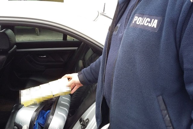 Policjanci dostali sygnał o "podejrzanym" samochodzie, który krążył po ulicach Golubia-Dobrzynia. W jego wnętrzu znaleźli wyroby tytoniowe bez akcyzy. Mundurowi anonimowe zgłoszenie otrzymali wczoraj około godz. 11. Wysłany na miejsce patrol odnalazł zaparkowany samochód w pobliżu bloków w Golubiu-Dobrzyniu. Kierowcą okazał się 20-latek, a towarzyszyło mu jeszcze dwóch mężczyzn. Wszyscy pochodzili z powiatu kętrzyńskiego i tłumaczyli, że przyjechali na spotkanie ze znajomym. Podczas przeszukania auta policjanci znaleźli prawie 15 tys. "lewych" papierosów. W mieszkaniu jednego z pasażerów dodatkowo zabezpieczono kolejnych 7 tys. sztuk. Cała trójka trafiła do aresztu 22- i 26-latek usłyszeli zarzuty posiadania i przewozu wyrobów tytoniowych bez polskich znaków akcyzy w celu ich dalszej sprzedaży. Ze wstępnych wyliczeń wynika, że straty Skarbu Państwa wyniosły ponad 25 tys. zł.