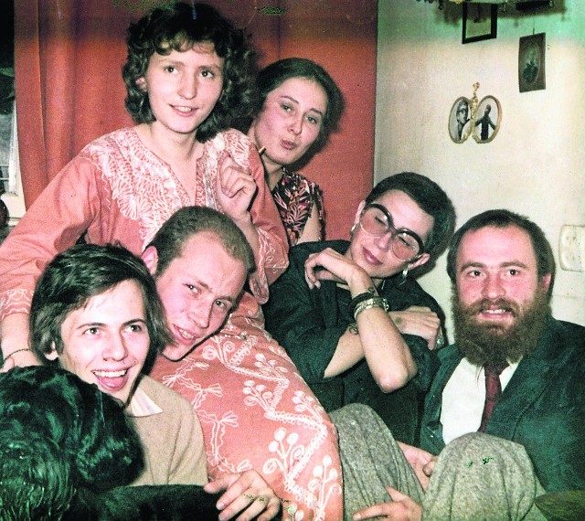 Od lewej stoją: Anna Podgórczyk (Bernhard), Liliana Batko (Sonik). Od lewej siedzą: pies Beta, Andrzej Mietkowski, Jakub Meissner, Elżbieta Meissner, Bogusław Sonik.