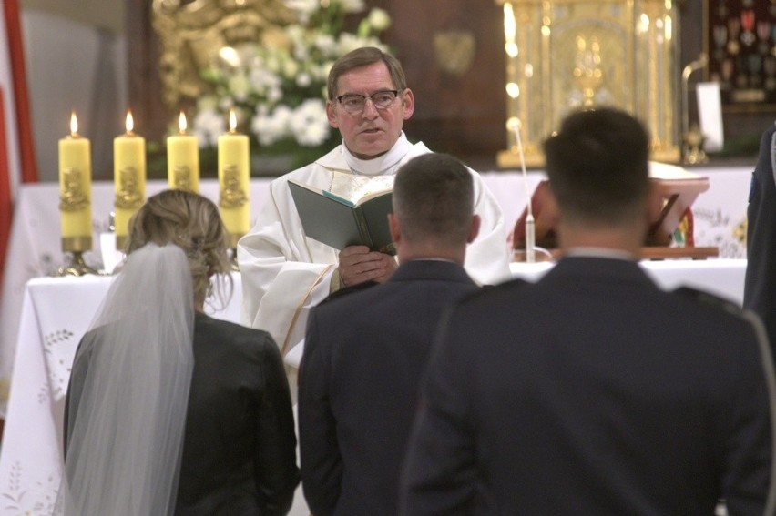 Ślub odbył się w sobotę w radomskim kościele garnizonowym....