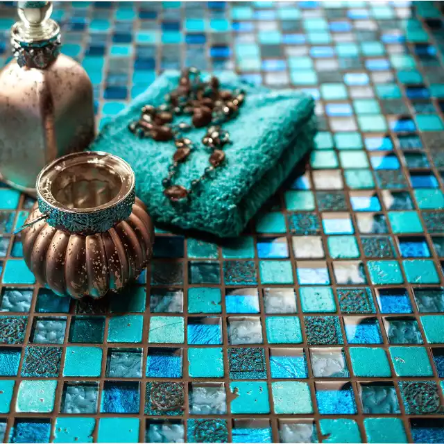 Mozaiki turkusoweOkładzina z płytek ceramicznych jest inwestycją na lata. Niezwykle bogata oferta rynkowa rozmaitych zapraw fugowych otwiera przed nami niezliczone możliwości aranżacyjne, ale jednocześnie utrudnia ostateczny wybór koloru czy odcienia spoin.