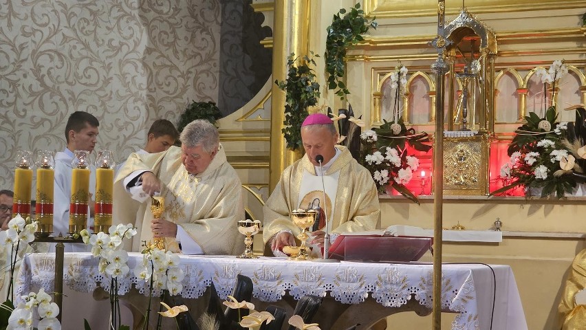 Rocznica 100-lecia konsekracji kościoła parafialnego w Odrzywole. Były uroczystości z udziałem biskupa