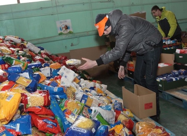 W magazynie radomskiego Banku Żywności trwa wielkie liczenie i ważenie darów. Pomagają wolontariusze z Zespołu Szkół Samochodowych w Radomiu.