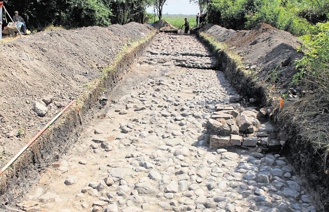 Archeolodzy odsłonili kolejne partie bruku co może sugerować, że na całym zagospodarowanym wówczas terenie tworzył on rodzaj utwardzenia podłoża, a także izolacji i od błotnistego gruntu