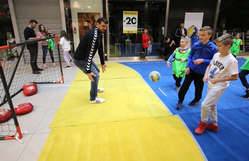 Piłkarki i piłkarze ręczni wzięli udział w Sportowej Niedzieli w kieleckiej Galerii Echo. Zabawa była świetna [ZDJĘCIA, VIDEO]