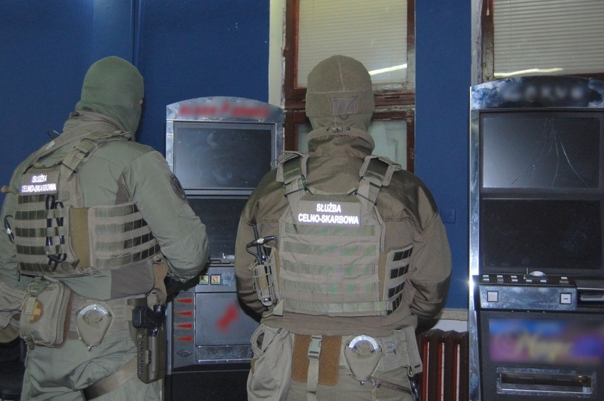 Łomża. Funkcjonariusze KAS zatrzymali dwóch "jednorękich bandytów" i zlikwidowali nielegalny salon gier hazardowych