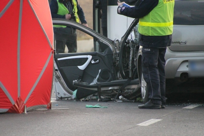 Samochód osobowy czołowo zderzył się z autobusem. Kierowca...