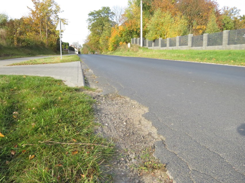 Zniszczona droga powiatowa na trasie Brodnica - Zbiczno. Urzędnicy znają przyczynę. Co z rozwiązaniem tego problemu?