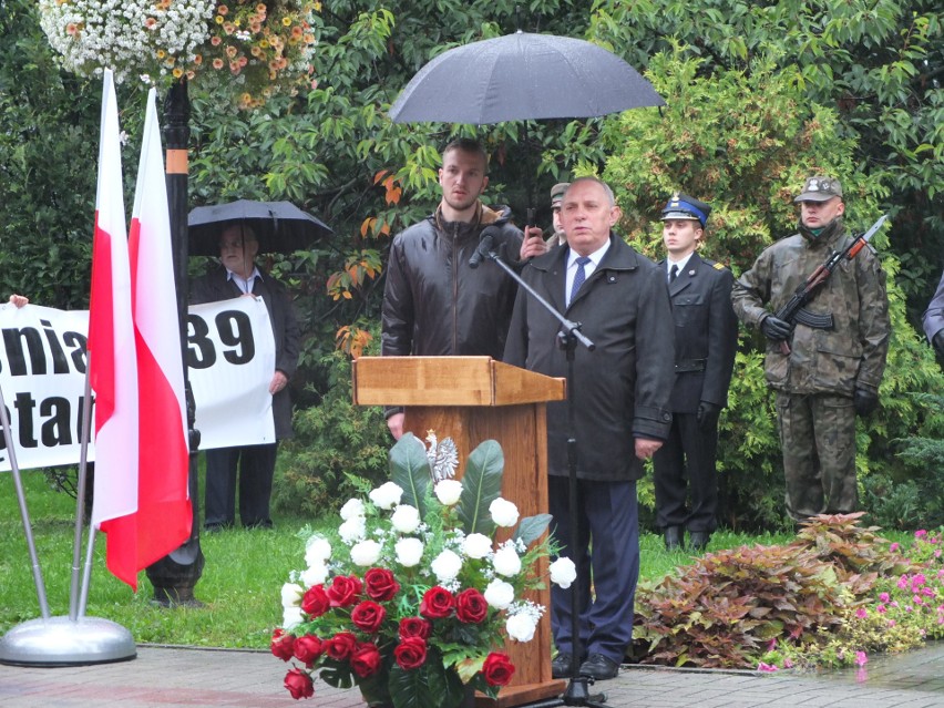 Uroczystości pod pomnikiem na Placu Wolności.