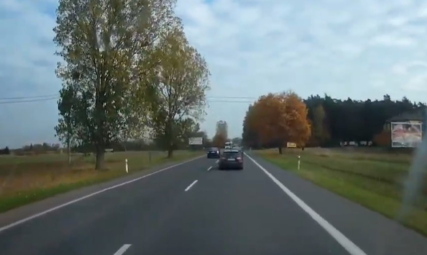 Kierowca autobusu oraz aut osobowych uciekali na pobocze....