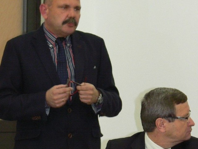 Do zbycia udziałów w spółce ABC Gospodarka Odpadami radnych Gorzyc na ostatniej sesji przekonywał Robert Chciuk, prezes Miejskiego Zakładu Komunalnego w Stalowej Woli (z lewej).
