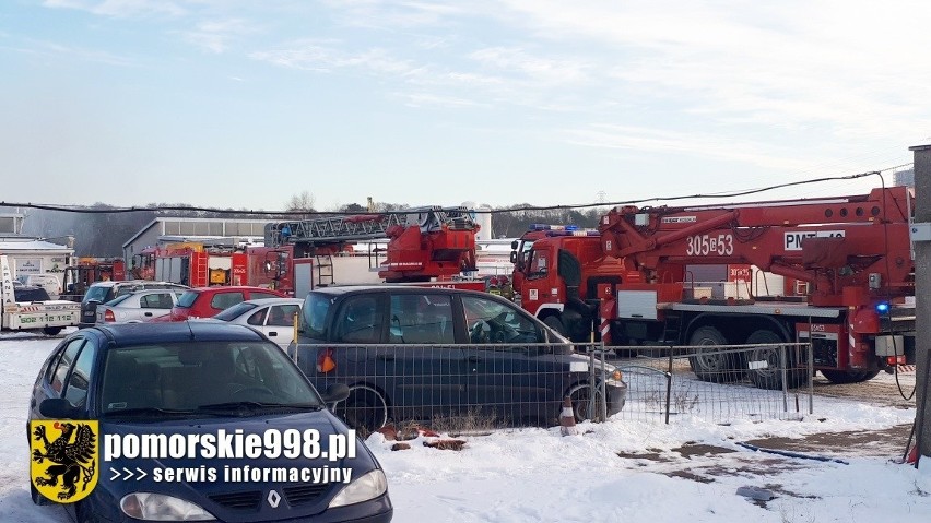 Pożar w hali demontażu na złomowisku w Gdańsku-Letnicy 1.02.2021. Na miejsce wysłano 10 zastępów straży pożarnej. W ogniu samochody i wózki