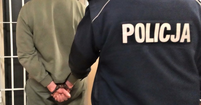 Policjanci z oświęcimskiej komendy zatrzymali 47-letniego mieszkańca Oświęcimia podejrzanego o znęcanie się nad 86-letnią matką