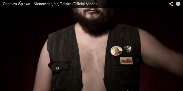 Na teledysku znaczek Solidarności pojawia sie obok polskiego...
