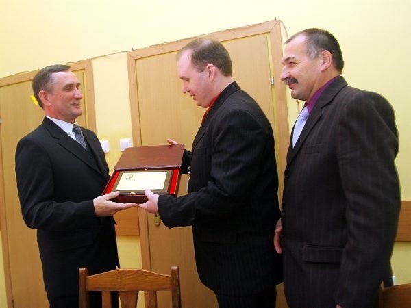 Podziękowania dla Witolda Otta (z lewej) wręcza wójt Radosław Januszewski. Z prawej Damian Kożuch.