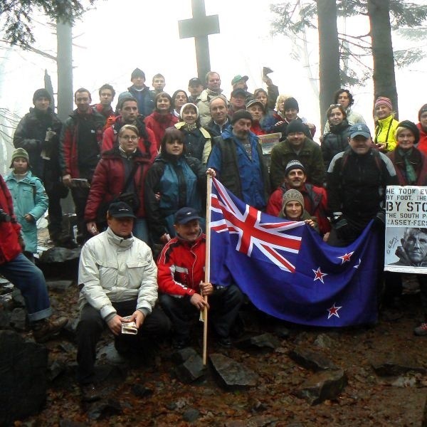 Turyści zabrali na szczyt Łysicy flagę Nowej Zelandii, na której Sir Edmund Hillary złożył dedykację dla mieszkańców regionu świętokrzyskiego.