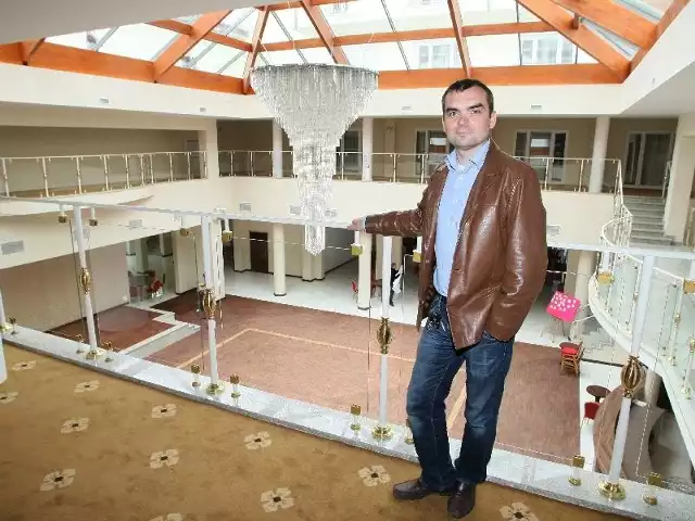 Marcin Różycki, koordynator projektu, prezentuje salę balową z przeszklonym dachem w Binkowski Hotel w Kielcach.