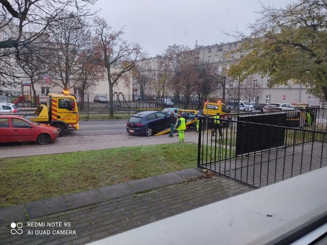 W poniedziałek i we wtorek służby odholowywały wszystkie samochody zaparkowane obok centrum medycznego przy ulicy Kasprzaka 16 w Poznaniu.