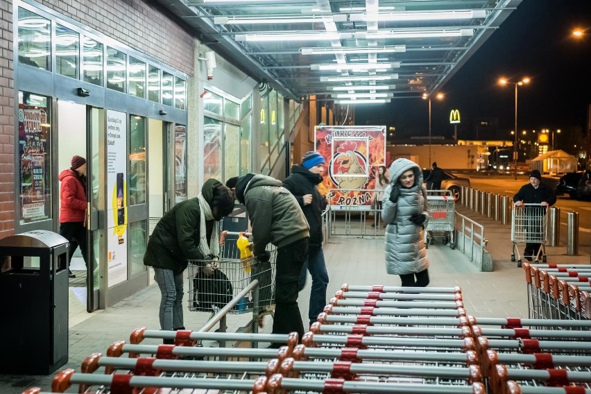 Przy rosnącej tygodniowej liczbie zachorowań, spada liczba...