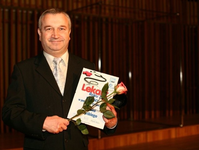 Stefan Korycki, zwycięzca plebiscytu Lekarz Roku 2011 w powiecie grójeckim, odebrał pamiątkową statuetkę podczas gali finałowej w radomskiej szkole muzycznej. 