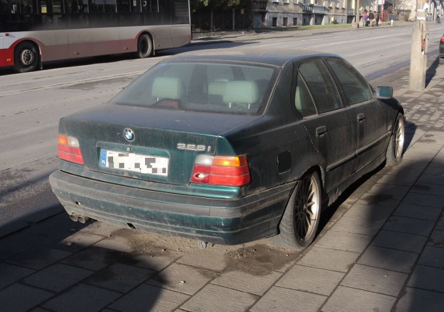 Zielone BMW już od kilku lat stoi na chodniku przy ulicy 25 Czerwca, tuż obok skrzyżowania z ulicą Waryńskiego. Pojazd ten ma czytelne tablice rejestracyjne, ale strażnicy miejscy nie mogą skontaktować się z jego właścicielem.