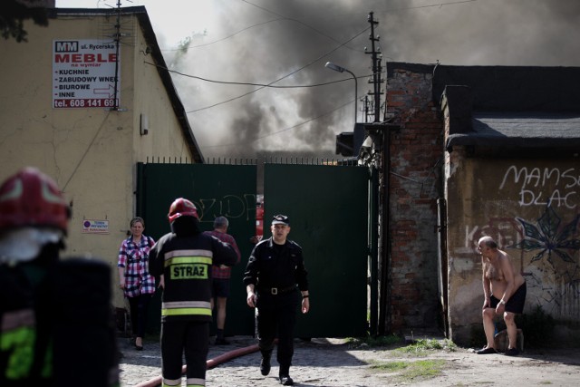 Krótko przed godziną 14 doszło do pożaru na parterze budynku wielorodzinnego przy ulicy Rycerskiej w Bydgoszczy. Poszkodowana została jednak kobieta, którą ewakuowano na zewnątrz. Była nieprzytomna. Zajęli się ją ratownicy pogotowia medycznego.Pożar przy Rycerskiej w Bydgoszczy - są 3 ofiary.Niestety, mimo reanimacji zmarły trzy osoby. Pozostali lokatorzy nie odnieśli obrażeń. Na miejscu pracuje 5 zastępów straży pożarnej.Wypowiedź Tomasza Płaczkowskiego (zastępcy komendanta straży pożarnej w Bydgoszczy) oraz mieszkańców kamienicy.