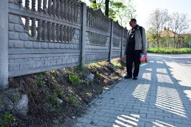 - Jeden słupek już jest wyraźnie nachylony. Jeszcze chwila i to ogrodzenie runie. Będzie to wtedy wstydliwa wizytówka miasta, którą zobaczy wiele osób - mówi Janusz Galiczyński.