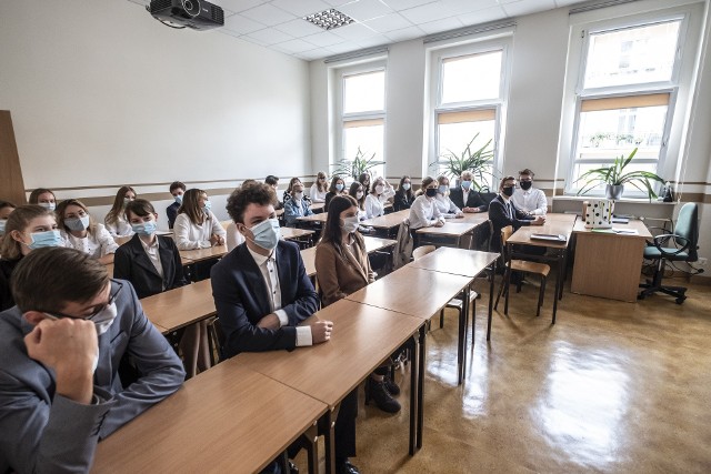 Rozpoczęcie roku szkolnego w II Liceum Ogólnokształcącym w Poznaniu. Uczniowie przyszli do szkoły w maseczkach i spotkają się tylko z wychowawcami. Jedynie pierwszoklasiści biorą udział w spotkaniu z dyrekcją i uroczystym powitaniu w nowej szkole.