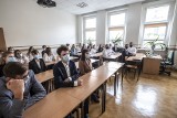 Rozpoczęcie roku szkolnego 2020/2021: Uczniowie wracają do szkół, ale nowy rok witają inaczej niż zwykle. Jak 1 września wygląda w Poznaniu?