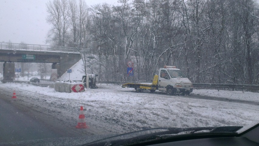Wypadek w Sosnowcu na DK 86. Przewrócony bus zablokował...