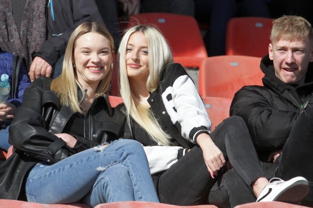 Kilkuset widzów obejrzało sobotni mecz Wisły Sandomierz z rezerwami Cracovii Kraków. Byłeś/byłaś na trybunach? Poszukaj siebie na kolejnych slajdach >>>>
