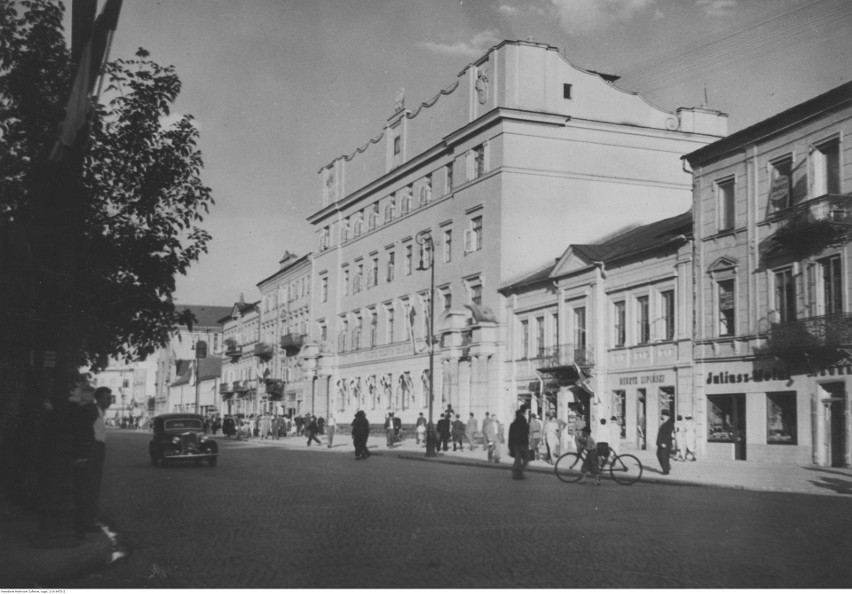 Samochód przed gmachem Poczty Głównej w Lublinie