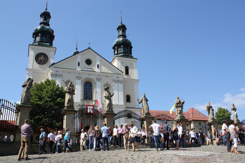 Kalwaryjskie sanktuarium i dróżki są tłumnie odwiedzane...