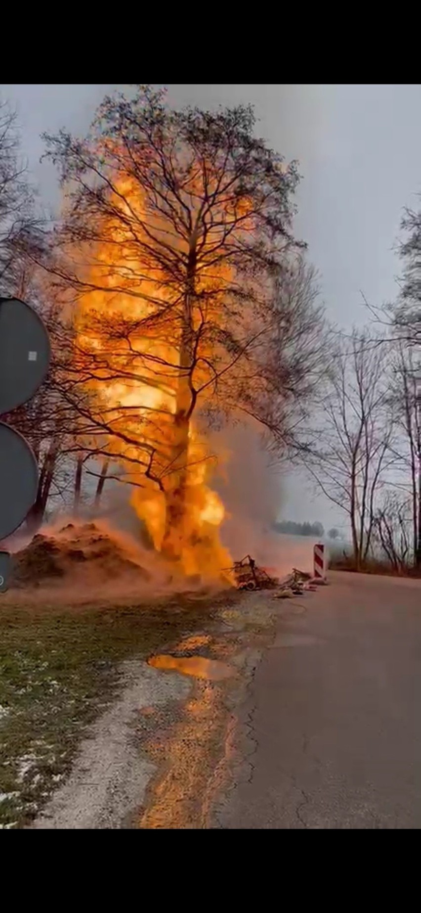 Pożar gazociągu w miejscowości Cesarka w gminie Zgierz. W...