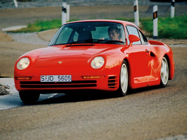 Porsche 959Za napęd odpowiada sześciocylindrowy, turbodoładowany silnik o pojemności 2,8 l. Jednostka dostarcza 451 KM mocy i 500 Nm maksymalnego momentu i współpracuje z 6-biegową, manualną skrzynią biegów.Fot. Porsche