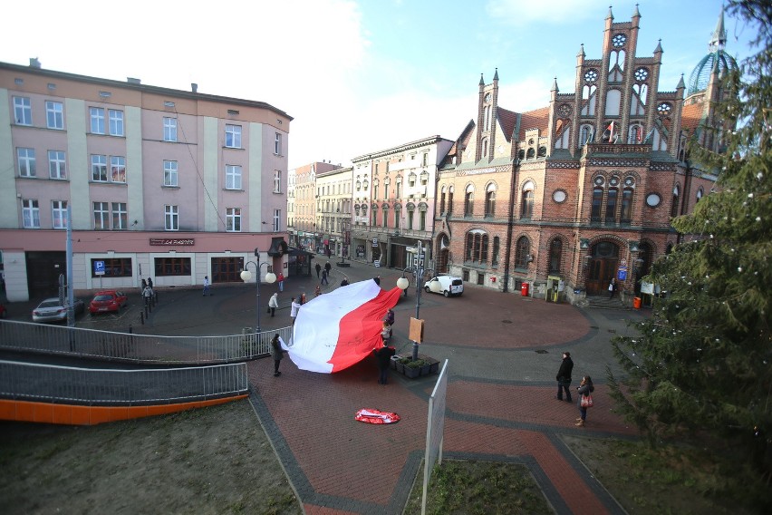 WOŚP 2014: Ogromne serce uszyte z flagi Polski powieszą w Chorzowie [ZDJĘCIA]