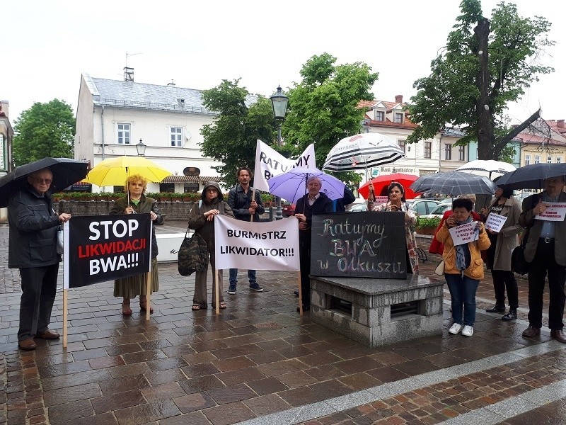 Protest pod Urzędem Miasta i Gminy w Olkuszu przeciwko...