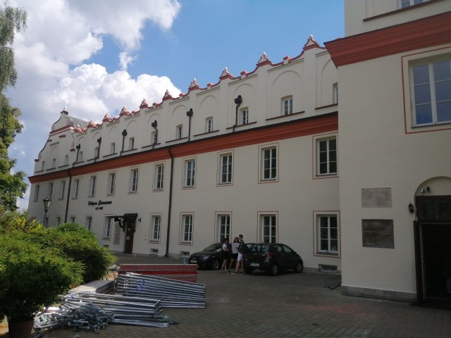 Uszczelnienie dachu i odnowienie elewacji na całej powierzchni zabytkowego budynku Collegium Gostomianum, siedzibie I Liceum Ogólnokształcącego w Sandomierzu to główny zakres prac remontowych, jakie wykonano podczas wakacyjnej przerwy.