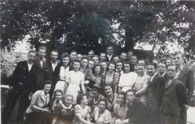 Grupa absolwentów 1945 roku liceum przy ul. Sowińskiego....
