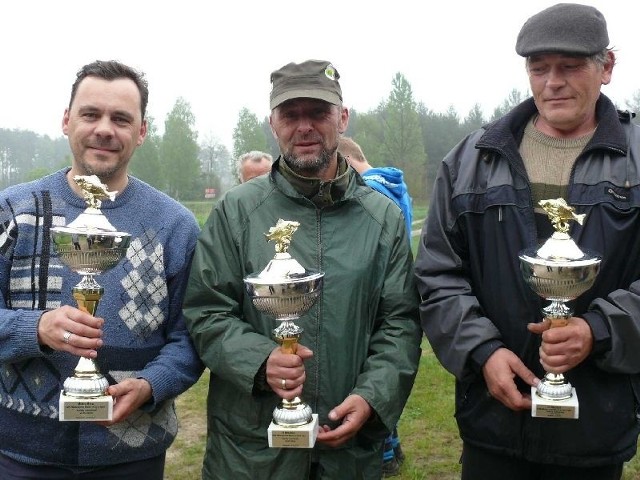 Najlepsi seniorzy zawodów o mistrzostwo koła: (od lewej) Piotr Jaskólski, Robert Stolarczyk i Leszek Cholerzyński.