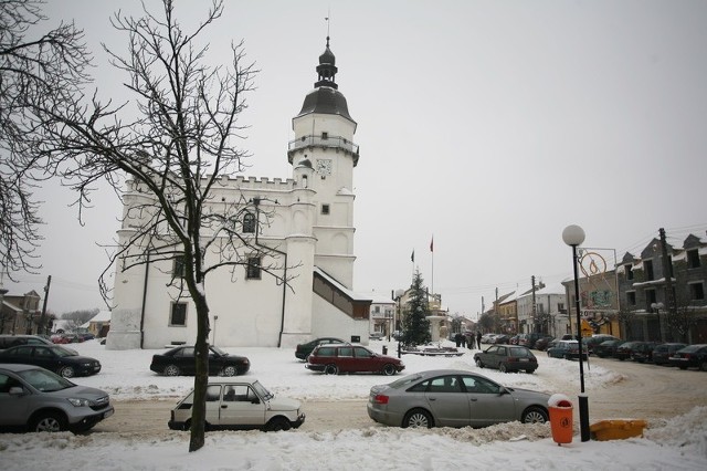 Wokół budynku magistratu w mieście nie jest najlepiej. Na płycie rynku i na ulicach zalega śnieg.