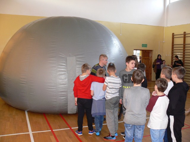 W poniedziałek, w sali gimnastycznej stanęły  dwa planetaria. W niezwykłą podróż w przestworza zaprosiło uczniów i pracowników szkoły Centrum Edukacyjne Planeta Anuka. 