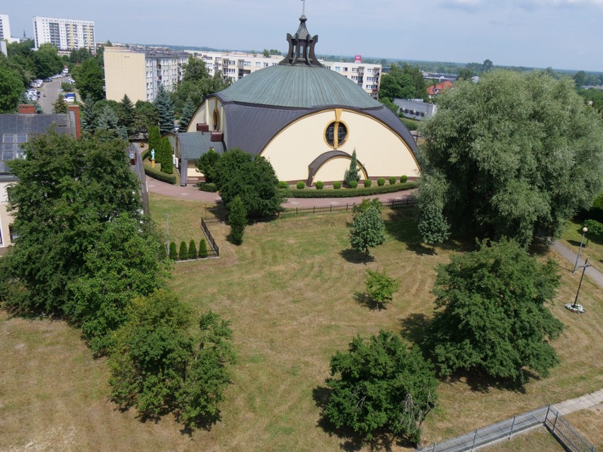 Rewitalizacja terenu na osiedlu Poręby, w sąsiedztwie kościoła Opatrzności Bożej w Stalowej Woli. Miasto wybrało wykonawcę