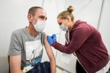 Nowa szczepionka przeciw COVID-19. Covavax wkracza do Polski. Kiedy i co o niej wiemy? 