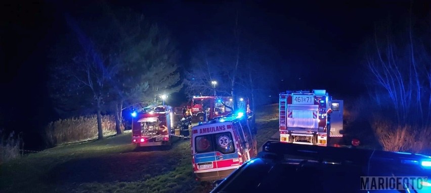Samochód wpadł do jeziorka w gminie Pakosławice. Strażacy wyłowili kierowcę. Nie udało się go uratować