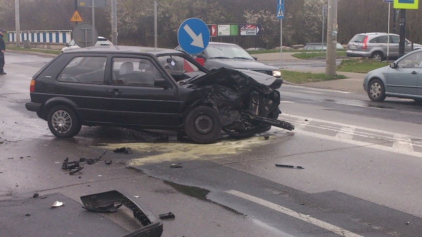 Wypadek na ul. Orkana: Trzy osoby w szpitalu (ZDJĘCIA)