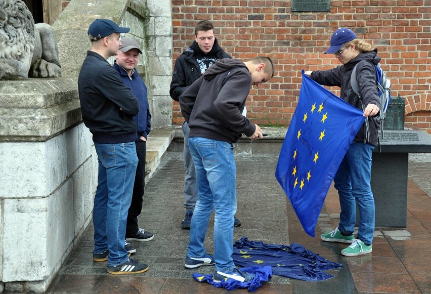 Skromny protest narodowców przeciwko członkostwie Polski w UE [ZDJĘCIA, WIDEO]