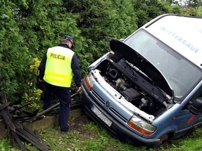 Bus z pracownikami wypadł z drogi w Dobiegniewie. Na szczęście nikomu z pięciu podróżujących nim osób nic się nie stało.