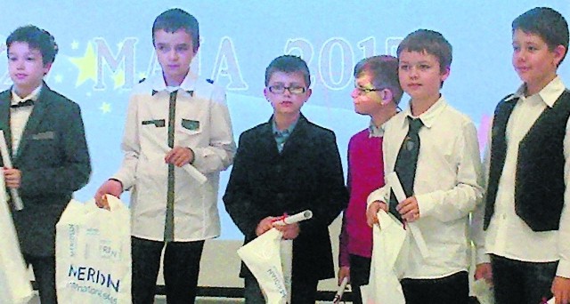 Daniel Kusak (w środku), uczeń Szkoły Podstawowej numer 3 w Kazimierzy Wielkiej, podczas gali w Uniwersytecie Vistula w Warszawie otrzymał tytuł laureata konkursu matematycznego Pangea.