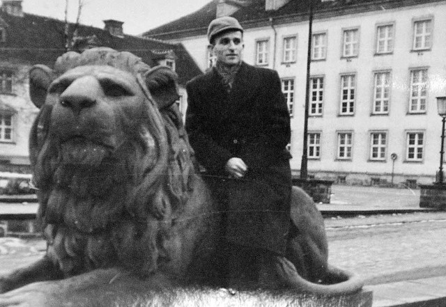 Rok 1960, marzec. Edward Frydrych (na zdjęciu) prosi jednego ze swoich znajomych o zrobienie mu fotografii z lwami   